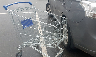 bilde av handlevogn og bil